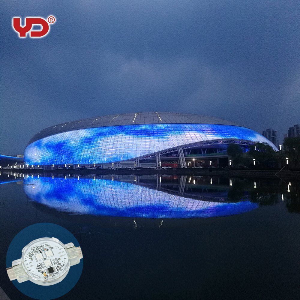 Màn Hình LED Sân Vận Động Colorlight – Chuẩn Broadcast Quốc Tế
Màn hình LED sân vận động Colorlight tại Manila được triển khai trong một tổ hợp thể thao hiện đại với sức chứa hơn 40.000 khán giả, nơi thường xuyên tổ chức các giải đấu bóng đá, điền kinh và sự kiện thể thao mang tầm khu vực. Với quy mô lớn và yêu cầu truyền hình trực tiếp, hệ thống hiển thị tại đây không chỉ phục vụ người xem trực tiếp trên khán đài mà còn phải đảm bảo chất lượng hình ảnh đạt chuẩn broadcast quốc tế.
Trong môi trường thể thao chuyên nghiệp, từng chi tiết hiển thị – từ bảng tỷ số điện tử, đồng hồ thi đấu, video quay chậm (replay), cho đến quảng cáo tài trợ – đều cần chính xác, mượt mà và không xuất hiện hiện tượng flicker khi quay bằng camera tốc độ cao. Nếu hệ thống LED không đạt chuẩn, hình ảnh truyền hình có thể xuất hiện sọc ngang hoặc nhấp nháy, ảnh hưởng trực tiếp đến chất lượng phát sóng.
Chính vì vậy, chủ đầu tư đã lựa chọn giải pháp điều khiển và xử lý hình ảnh từ Colorlight, thương hiệu được tin dùng trong nhiều sân vận động và trung tâm thể thao quốc tế. Mục tiêu của dự án không chỉ dừng lại ở việc nâng cấp hình ảnh, mà còn nhằm tối ưu hóa doanh thu quảng cáo, nâng cao trải nghiệm khán giả và xây dựng hình ảnh chuyên nghiệp cho sân vận động trên bản đồ thể thao khu vực.
Cấu Hình Kỹ Thuật Của Màn Hình LED Sân Vận Động Colorlight
4
Hệ thống màn hình LED sân vận động Colorlight được thiết kế với tổng diện tích hiển thị xấp xỉ 900m². Cấu trúc bao gồm một màn hình chính trung tâm phục vụ hiển thị nội dung trọng tâm và nhiều màn hình phụ bố trí quanh khu vực khán đài nhằm đảm bảo mọi vị trí ngồi đều có thể quan sát rõ ràng.
Pixel pitch P6 được lựa chọn nhằm tối ưu khoảng cách quan sát xa đặc trưng của sân vận động. Với thông số này, hình ảnh vẫn giữ được độ sắc nét và chi tiết ngay cả khi khán giả ngồi ở hàng ghế cao nhất. Độ sáng đạt mức 8000 nits giúp nội dung hiển thị rõ ràng trong điều kiện ánh nắng trực tiếp – yếu tố đặc biệt quan trọng đối với các trận đấu diễn ra vào ban ngày.
Tần số quét (refresh rate) 3840Hz là thông số kỹ thuật then chốt giúp màn hình LED sân vận động Colorlight đáp ứng tiêu chuẩn phát sóng truyền hình. Mức refresh rate cao đảm bảo hình ảnh không bị nhấp nháy khi ghi hình bằng camera tốc độ cao hoặc quay slow motion.
Ngoài ra, hệ thống nguồn điện và đường truyền tín hiệu được thiết kế theo mô hình redundant (dự phòng kép). Điều này đồng nghĩa với việc nếu một nguồn hoặc đường tín hiệu gặp sự cố, hệ thống sẽ tự động chuyển sang đường dự phòng trong thời gian cực ngắn, duy trì hoạt động liên tục.
Cấu hình kỹ thuật này đảm bảo màn hình LED sân vận động Colorlight đáp ứng song song hai yêu cầu: hiển thị trực tiếp rõ nét tại sân và truyền hình quốc tế chất lượng cao.
Giải Pháp Điều Khiển Cho Màn Hình LED Sân Vận Động Colorlight
Hệ thống điều khiển đóng vai trò trung tâm trong việc vận hành màn hình LED sân vận động Colorlight. Bộ xử lý hình ảnh cao cấp cho phép tiếp nhận và xử lý đồng thời nhiều nguồn tín hiệu đầu vào như camera live feed, hệ thống đồ họa broadcast, bảng điểm điện tử (scoreboard) và nội dung quảng cáo thương mại.
Khả năng xử lý tín hiệu thời gian thực với độ trễ cực thấp giúp khán giả tại sân vận động có thể theo dõi các tình huống replay gần như ngay lập tức sau khi diễn ra. Điều này nâng cao trải nghiệm xem trực tiếp và tạo cảm giác chuyên nghiệp cho toàn bộ sự kiện.
Hệ thống còn hỗ trợ chuyển đổi linh hoạt giữa các chế độ hiển thị. Trong thời gian thi đấu, màn hình tập trung hiển thị trận đấu và bảng tỷ số. Khi nghỉ giữa hiệp, nội dung có thể chuyển sang quảng cáo tài trợ hoặc video trình chiếu sự kiện. Tất cả được điều khiển thông qua phần mềm quản lý trung tâm, giúp đội ngũ vận hành thao tác nhanh chóng và chính xác.
Một điểm quan trọng khác là khả năng tự động backup tín hiệu. Khi phát hiện lỗi trên một đường truyền, hệ thống sẽ chuyển sang đường dự phòng mà không làm gián đoạn nội dung hiển thị. Điều này đặc biệt quan trọng trong các sự kiện có hàng chục nghìn khán giả và được phát sóng trực tiếp toàn cầu.
Nhờ giải pháp điều khiển chuyên nghiệp, màn hình LED sân vận động Colorlight có thể vận hành liên tục 24/7 với độ ổn định cao, đáp ứng cường độ sử dụng lớn trong mùa giải thể thao.
5 Ưu Thế Chính Của Màn Hình LED Sân Vận Động Colorlight
1. Hình ảnh sắc nét đạt chuẩn truyền hình
Tần số quét 3840Hz kết hợp với hệ thống xử lý hình ảnh chất lượng cao giúp nội dung hiển thị mượt mà khi ghi hình. Điều này đảm bảo các đài truyền hình có thể phát sóng trực tiếp mà không gặp hiện tượng flicker hoặc sọc hình.
2. Hiển thị rõ nét trong mọi điều kiện ánh sáng
Độ sáng 8000 nits cho phép màn hình LED sân vận động Colorlight duy trì chất lượng hình ảnh ngay cả trong điều kiện nắng gắt. Điều này giúp khán giả theo dõi nội dung dễ dàng ở mọi thời điểm trong ngày.
3. Đồng bộ đa màn hình quy mô lớn
Hệ thống điều khiển cho phép đồng bộ hóa nhiều màn hình trong cùng một khu vực sân vận động. Tất cả nội dung được hiển thị nhất quán, tạo trải nghiệm thị giác liền mạch và chuyên nghiệp.
4. Giảm thiểu downtime và rủi ro kỹ thuật
Thiết kế dự phòng kép cho nguồn điện và tín hiệu giúp giảm thiểu tối đa khả năng gián đoạn. Điều này đặc biệt quan trọng trong các trận đấu quan trọng hoặc sự kiện quốc tế.
5. Tối ưu hóa giá trị quảng cáo thương mại
Màn hình LED sân vận động Colorlight không chỉ phục vụ hiển thị thi đấu mà còn là nền tảng quảng cáo giá trị cao. Nội dung quảng cáo sắc nét và nổi bật giúp nâng cao giá trị hợp đồng tài trợ, tăng doanh thu cho chủ đầu tư.
Tác Động Thực Tế Sau Khi Triển Khai
Sau khi lắp đặt màn hình LED sân vận động Colorlight, sân vận động tại Manila ghi nhận sự cải thiện đáng kể về chất lượng tổ chức sự kiện. Các giải đấu lớn được đánh giá cao về mặt hiển thị hình ảnh và khả năng phát sóng chuyên nghiệp.
Doanh thu quảng cáo tại sân tăng khoảng 22% trong năm đầu tiên vận hành nhờ chất lượng hiển thị vượt trội. Các nhà tài trợ đánh giá cao khả năng trình chiếu thương hiệu sắc nét, đồng bộ và không bị ảnh hưởng bởi điều kiện ánh sáng.
Trải nghiệm khán giả cũng được nâng cao rõ rệt. Khả năng theo dõi replay chi tiết và bảng tỷ số rõ ràng giúp người xem cảm thấy hài lòng hơn khi tham dự trực tiếp.
Không chỉ mang lại lợi ích thương mại, dự án còn nâng tầm hình ảnh chuyên nghiệp của sân vận động, giúp địa điểm này đủ điều kiện đăng cai nhiều sự kiện quốc tế hơn trong tương lai.
Kết Luận
Màn hình LED sân vận động Colorlight tại Manila là minh chứng rõ ràng cho việc đầu tư vào công nghệ hiển thị chất lượng cao có thể tạo ra giá trị lâu dài cả về mặt thương mại lẫn hình ảnh thương hiệu. Với cấu hình kỹ thuật mạnh mẽ, giải pháp điều khiển ổn định và khả năng đáp ứng tiêu chuẩn broadcast quốc tế, hệ thống này đã trở thành nền tảng hiển thị quan trọng trong các sự kiện thể thao quy mô lớn.
Đối với các sân vận động hoặc tổ hợp thể thao đang tìm kiếm giải pháp nâng cấp hệ thống hiển thị, màn hình LED sân vận động Colorlight là lựa chọn đáng cân nhắc để đạt được hiệu suất vận hành tối ưu và giá trị đầu tư bền vững.