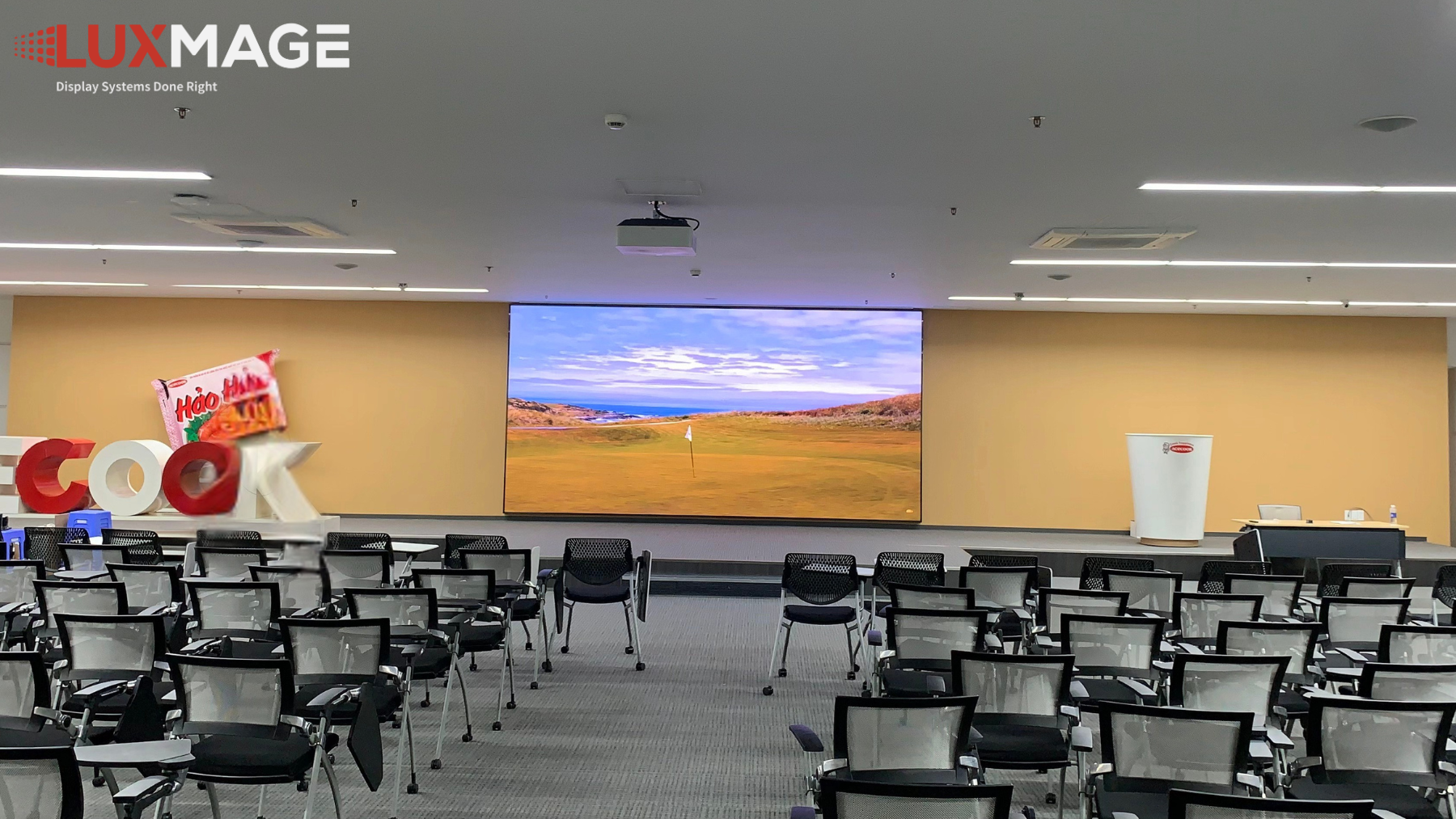 Màn Hình LED Sự Kiện Colorlight – Linh Hoạt Và Chuyên Nghiệp Cho Hội Nghị Quốc Tế
4

Tại Singapore Expo – một trong những trung tâm triển lãm và hội nghị lớn nhất khu vực Đông Nam Á – màn hình LED sự kiện Colorlight được triển khai trong khuôn khổ một hội nghị công nghệ quốc tế với hơn 10.000 người tham dự. Đây là sự kiện quy mô lớn, quy tụ diễn giả, nhà đầu tư và doanh nghiệp toàn cầu, vì vậy yêu cầu về chất lượng hiển thị và tính chuyên nghiệp của hệ thống sân khấu được đặt ở mức rất cao.

Không giống như màn hình LED cố định trong nhà hoặc ngoài trời, màn hình LED sự kiện cần đảm bảo ba yếu tố: lắp đặt linh hoạt, xử lý tín hiệu đa nguồn và vận hành ổn định trong thời gian ngắn nhưng cường độ cao. Hệ thống tại Singapore Expo phải hiển thị rõ ràng slide thuyết trình, video quảng bá sản phẩm, hình ảnh thương hiệu và đồng thời phát sóng trực tiếp qua livestream.

Giải pháp được triển khai dựa trên công nghệ điều khiển và xử lý hình ảnh từ Colorlight, cho phép chuyển đổi nguồn tín hiệu nhanh chóng giữa camera, laptop, media server và hệ thống trình chiếu chuyên nghiệp.

Cấu Hình Kỹ Thuật Của Màn Hình LED Sự Kiện Colorlight
4

Hệ thống màn hình LED sự kiện Colorlight tại Singapore Expo có diện tích màn hình chính khoảng 300m², được thiết kế theo dạng backdrop sân khấu lớn kết hợp với các màn hình phụ hai bên.

Pixel pitch P3 trong nhà được lựa chọn để đảm bảo hình ảnh sắc nét ở khoảng cách quan sát gần – phù hợp với không gian hội nghị. Độ phân giải đạt chuẩn 4K giúp hiển thị nội dung chi tiết, đặc biệt là slide trình chiếu có chữ nhỏ và đồ họa phức tạp.

Tần số quét 3840Hz đảm bảo hình ảnh không bị flicker khi quay livestream hoặc ghi hình bằng camera chuyên nghiệp. Đây là yếu tố quan trọng khi sự kiện được phát trực tiếp trên nhiều nền tảng số.

Một ưu điểm lớn của hệ thống là thiết kế module linh hoạt, cho phép lắp đặt và tháo dỡ nhanh trong thời gian ngắn. Điều này đặc biệt quan trọng đối với các sự kiện chỉ diễn ra trong vài ngày nhưng yêu cầu chuẩn bị gấp rút.

8 Lợi Thế Khi Lắp Đặt Màn Hình LED Sự Kiện Colorlight
1. Lắp đặt linh hoạt theo cấu trúc sân khấu

Màn hình LED sự kiện Colorlight có thiết kế module linh hoạt, cho phép điều chỉnh kích thước và hình dạng theo yêu cầu sân khấu. Dù là hội nghị doanh nghiệp, triển lãm công nghệ hay sự kiện ra mắt sản phẩm, hệ thống đều có thể cấu hình phù hợp với bố cục không gian.

Điều này giúp ban tổ chức tối ưu hóa diện tích sân khấu và đảm bảo yếu tố thẩm mỹ.

2. Hình ảnh sắc nét khi quay livestream

Trong bối cảnh sự kiện ngày càng được phát trực tuyến, chất lượng hình ảnh trên camera là yếu tố then chốt. Với refresh rate 3840Hz và độ phân giải 4K, màn hình LED sự kiện Colorlight đảm bảo không xảy ra hiện tượng nhấp nháy hoặc sọc hình khi ghi hình.

Điều này giúp hình ảnh truyền tải đến khán giả online đạt chất lượng cao, nâng tầm chuyên nghiệp của sự kiện.

3. Đồng bộ đa màn hình phụ

Ngoài màn hình chính, hệ thống còn bao gồm các màn hình phụ hai bên sân khấu và khu vực trưng bày. Hệ thống điều khiển trung tâm cho phép đồng bộ nội dung giữa tất cả màn hình, tạo trải nghiệm liền mạch cho người tham dự.

Sự đồng bộ này giúp thương hiệu và thông điệp truyền thông được hiển thị nhất quán.

4. Xử lý tín hiệu đa nguồn

Hội nghị quốc tế thường sử dụng nhiều nguồn tín hiệu như camera trực tiếp, laptop thuyết trình, media server và video phát lại. Màn hình LED sự kiện Colorlight có khả năng xử lý và chuyển đổi nhanh giữa các nguồn tín hiệu mà không gây gián đoạn.

Khả năng này giúp đội ngũ kỹ thuật vận hành sự kiện linh hoạt và chuyên nghiệp hơn.

5. Thay đổi nội dung theo thời gian thực

Hệ thống cho phép thay đổi nội dung real-time trong quá trình diễn ra sự kiện. Khi có thông báo đột xuất hoặc thay đổi lịch trình, nội dung có thể được cập nhật ngay lập tức.

Điều này đặc biệt hữu ích trong các hội nghị công nghệ hoặc sự kiện quốc tế có lịch trình linh hoạt.

6. Tối ưu ánh sáng trong nhà

Khác với màn hình ngoài trời cần độ sáng rất cao, màn hình LED sự kiện Colorlight được tối ưu độ sáng phù hợp với không gian trong nhà. Điều này giúp hình ảnh nổi bật nhưng không gây chói hoặc ảnh hưởng đến trải nghiệm người tham dự.

7. Vận hành ổn định trong sự kiện dài ngày

Hội nghị tại Singapore Expo kéo dài nhiều ngày liên tiếp, yêu cầu hệ thống hoạt động liên tục với cường độ cao. Màn hình LED sự kiện Colorlight được thiết kế để vận hành ổn định trong thời gian dài mà không giảm hiệu suất.

Thiết kế tản nhiệt hiệu quả giúp hệ thống duy trì nhiệt độ ổn định và kéo dài tuổi thọ linh kiện.

8. Tăng tính chuyên nghiệp cho thương hiệu tổ chức

Một hệ thống hiển thị chất lượng cao giúp sự kiện tạo ấn tượng mạnh mẽ với đối tác và khách tham dự. Màn hình LED sự kiện Colorlight góp phần nâng cao hình ảnh thương hiệu của ban tổ chức, thể hiện sự đầu tư nghiêm túc và chuyên nghiệp.

Giá Trị Mang Lại Sau Khi Triển Khai
4

Sau khi triển khai, màn hình LED sự kiện Colorlight giúp hội nghị diễn ra trơn tru, hạn chế tối đa sự cố kỹ thuật. Người tham dự đánh giá cao chất lượng hiển thị rõ ràng và chuyên nghiệp.

Sự kiện được phát trực tuyến với hình ảnh sắc nét, tạo ấn tượng tốt với khán giả quốc tế. Điều này góp phần củng cố uy tín của ban tổ chức và tăng khả năng thu hút nhà tài trợ cho các sự kiện tiếp theo.

Xu hướng sử dụng LED trong ngành sự kiện toàn cầu có thể tham khảo thêm tại:
👉 DoFollow: https://www.avnetwork.com

Kết Luận

Màn hình LED sự kiện Colorlight tại Singapore Expo là minh chứng rõ ràng cho việc đầu tư vào hệ thống hiển thị chất lượng cao có thể nâng tầm toàn bộ sự kiện. Với khả năng hiển thị 4K sắc nét, xử lý tín hiệu đa nguồn và vận hành ổn định, giải pháp này đáp ứng hoàn hảo nhu cầu hội nghị và triển lãm quốc tế.

Đối với các đơn vị tổ chức sự kiện đang tìm kiếm giải pháp linh hoạt, chuyên nghiệp và đáng tin cậy, màn hình LED sự kiện Colorlight là lựa chọn chiến lược giúp nâng cao hình ảnh thương hiệu và đảm bảo thành công cho mọi chương trình.