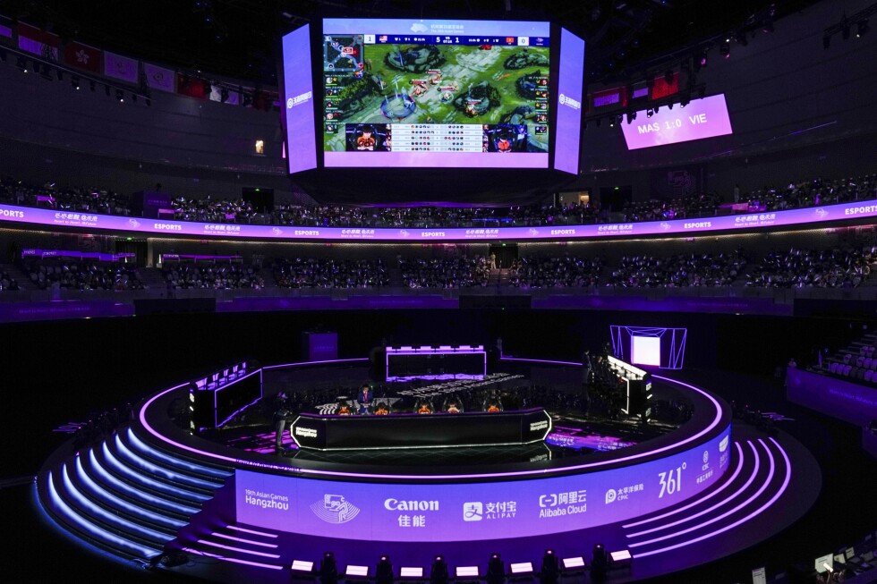1️⃣ Tổng Quan

Màn hình LED trung tâm eSports Colorlight Seoul được triển khai tại một nhà thi đấu thể thao điện tử quy mô lớn ở Hàn Quốc, nơi tổ chức các giải đấu chuyên nghiệp như League of Legends, Valorant và StarCraft. Trong môi trường thi đấu eSports, chất lượng hiển thị không chỉ ảnh hưởng đến trải nghiệm khán giả mà còn tác động trực tiếp đến tính công bằng và độ chính xác của trận đấu.

Hệ thống màn hình LED trung tâm eSports Colorlight Seoul được thiết kế để hiển thị gameplay, bảng điểm, phân tích chiến thuật và hiệu ứng sân khấu trên một bức tường LED khổ lớn, mang lại trải nghiệm thị giác sống động và đồng bộ.

Trong eSports, hai yếu tố quan trọng nhất là:

Độ trễ cực thấp

Hình ảnh mượt mà, không xé hình

Chính vì vậy, cấu hình màn hình LED phải đạt tiêu chuẩn cao hơn so với hệ thống trình chiếu thông thường.

2️⃣ Cấu Hình Hệ Thống

Màn hình LED trung tâm eSports Colorlight Seoul sở hữu cấu hình chuyên biệt cho sự kiện live:

Pixel Pitch: P1.5 Indoor

Tần số quét: 7680Hz

Hỗ trợ HDR: Có

Độ sáng: 1200 nits

Bộ xử lý hình ảnh: Hệ thống xử lý chuyên dụng cho live event & broadcast

Công nghệ ghép module: Seamless (không viền)

Pixel Pitch P1.5 giúp hình ảnh sắc nét ngay cả khi khán giả ngồi gần sân khấu. Tần số quét 7680Hz đảm bảo camera truyền hình không gặp hiện tượng nhấp nháy khi livestream.

Độ sáng 1200 nits phù hợp cho môi trường sân khấu có nhiều đèn chiếu mạnh.

3️⃣ 06 Giá Trị Nổi Bật Của Màn Hình LED Trung Tâm eSports Colorlight Seoul
3.1 Hiển Thị Gameplay 4K Sắc Nét

Màn hình LED trung tâm eSports Colorlight Seoul hỗ trợ hiển thị 4K, cho phép khán giả theo dõi từng chi tiết nhỏ trong trận đấu như:

Chỉ số kỹ năng

Mini map

Thông số nhân vật

Chuyển động camera

Độ phân giải cao đặc biệt quan trọng với các tựa game chiến thuật nơi từng chi tiết nhỏ quyết định kết quả.

3.2 Tần Số Quét 7680Hz – Không Giật, Không Xé Hình

Trong eSports, hình ảnh bị giật hoặc trễ có thể làm giảm trải nghiệm người xem. Tần số quét 7680Hz của màn hình LED trung tâm eSports Colorlight Seoul giúp:

Chuyển động mượt mà

Tương thích hoàn hảo với camera broadcast

Không xuất hiện hiện tượng flicker khi ghi hình

Điều này cực kỳ quan trọng với các nền tảng livestream.

3.3 Tối Ưu Cho Livestream & Broadcast

Giải đấu eSports thường phát trực tiếp trên các nền tảng như:

https://www.twitch.tv

https://lolesports.com

https://www.esports.net

Hệ thống LED được tối ưu để:

Đồng bộ màu sắc với chuẩn phát sóng

Giảm hiện tượng banding

Hỗ trợ HDR trong môi trường truyền hình

Nhờ đó, khán giả online và offline đều có trải nghiệm nhất quán.

3.4 Công Nghệ Không Viền – Hình Ảnh Liền Mạch

Khác với màn hình LCD ghép tường, màn hình LED trung tâm eSports Colorlight Seoul không có viền ghép, giúp hình ảnh liền mạch trên toàn bộ sân khấu.

Điều này tạo cảm giác hoành tráng, chuyên nghiệp và nâng tầm thương hiệu giải đấu.

3.5 Hiệu Ứng Sân Khấu LED Đa Tầng

Hệ thống LED không chỉ dùng để hiển thị gameplay mà còn phục vụ:

Hiệu ứng intro đội tuyển

Animation 3D

Hình nền động

Countdown trận đấu

Màn hình LED trung tâm eSports Colorlight Seoul đóng vai trò trung tâm trong việc tạo không khí bùng nổ cho khán giả.

3.6 Tăng Trải Nghiệm Khán Giả & Giá Trị Thương Hiệu

Một sân khấu LED quy mô lớn giúp:

Thu hút tài trợ

Nâng cao hình ảnh chuyên nghiệp

Tăng lượng khán giả offline

Trong ngành eSports, trải nghiệm thị giác chính là yếu tố giữ chân fan lâu dài.

4️⃣ Hình Ảnh Minh Họa
4

Alt text đề xuất:
“Màn hình LED trung tâm eSports Colorlight Seoul”

5️⃣ External DoFollow

Các tài nguyên tham khảo về ngành eSports:

https://www.esports.net

https://www.twitch.tv

https://lolesports.com

Liên kết tới các website uy tín giúp tăng độ tin cậy nội dung và hỗ trợ SEO.

6️⃣ Kết Luận

Màn hình LED trung tâm eSports Colorlight Seoul là giải pháp hiển thị cao cấp dành cho nhà thi đấu thể thao điện tử chuyên nghiệp. Với cấu hình P1.5, tần số quét 7680Hz và hỗ trợ HDR, hệ thống này đảm bảo:

Gameplay sắc nét

Chuyển động mượt mà

Livestream ổn định

Hiệu ứng sân khấu ấn tượng

Trong bối cảnh eSports toàn cầu phát triển mạnh, đầu tư vào hệ thống LED chuyên dụng là bước đi chiến lược giúp nâng tầm giải đấu và thương hiệu.